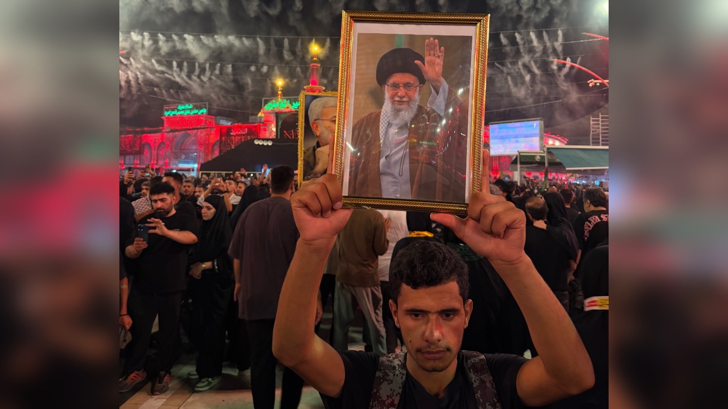 تمثال رهبر شهید در میان دریای جمعیت بینالحرمین تمثال رهبر شهید در میان دریای جمعیت بینالحرمین